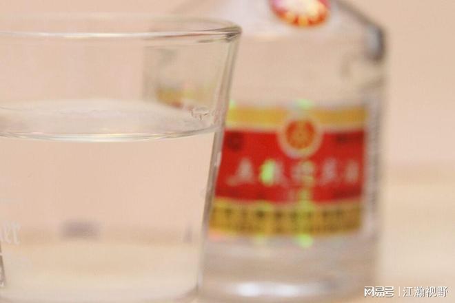 五粮液回应10年来首次降价，高端白酒市场变天了？