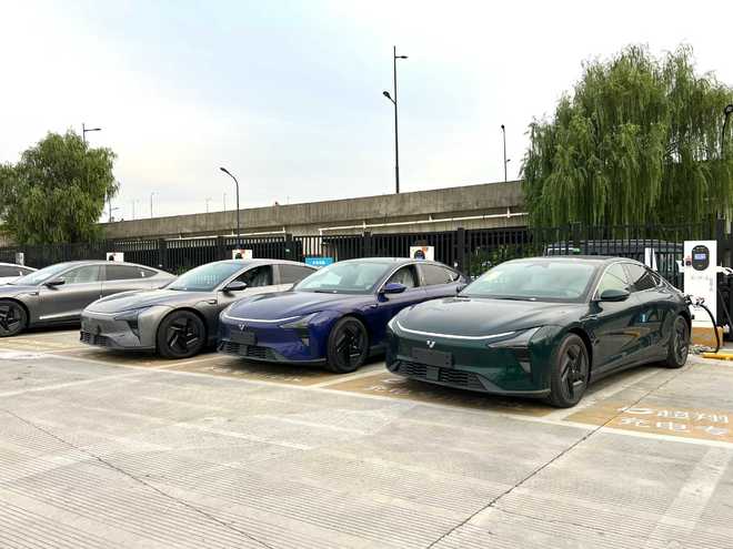 二手车商抄底倒闭车企“烂尾车”，有人打包拿下752辆极越，一天就卖出40辆