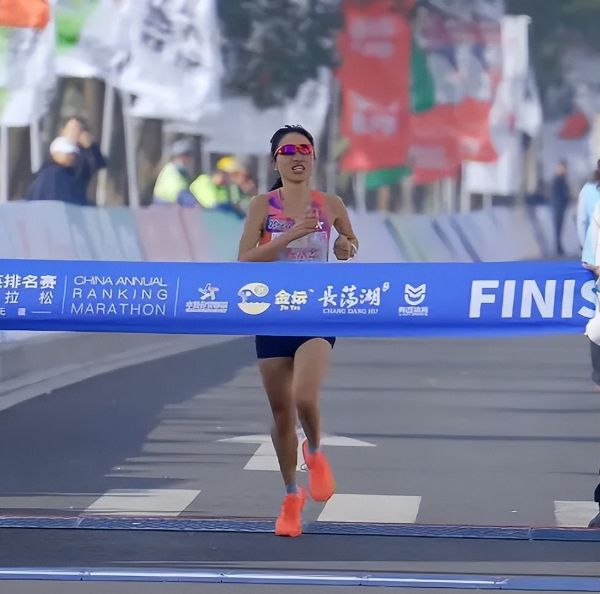 白岩松戴的什么眼镜_白岩松同款眼镜框_