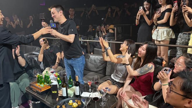 李斌被告！蔚来被指虚增收入和利润，港股闪崩13%