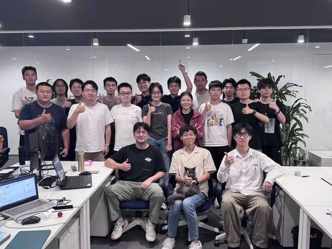 手搓第一个AI程序后，这位95后决定“反共识”创业｜AI原生100__手搓第一个AI程序后，这位95后决定“反共识”创业｜AI原生100
