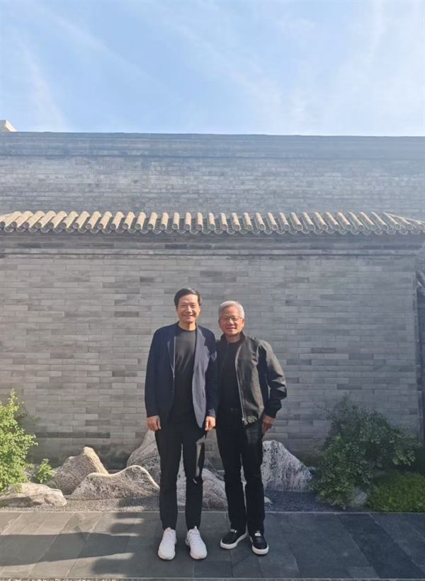 身披唐装的黄仁勋，能不能讲好中国话？_身披唐装的黄仁勋，能不能讲好中国话？_