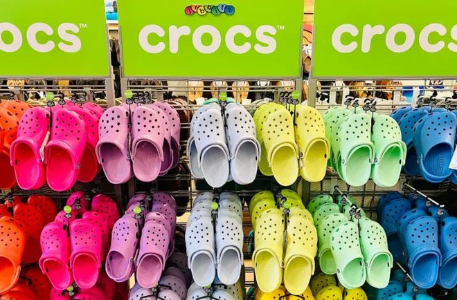 Crocs股价暴跌30%：“丑鞋之王”为何失宠？__Crocs股价暴跌30%：“丑鞋之王”为何失宠？