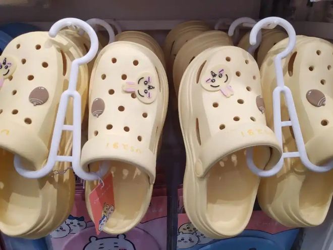 Crocs股价暴跌30%：“丑鞋之王”为何失宠？_Crocs股价暴跌30%：“丑鞋之王”为何失宠？_