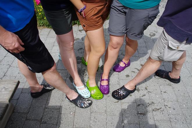 Crocs股价暴跌30%：“丑鞋之王”为何失宠？__Crocs股价暴跌30%：“丑鞋之王”为何失宠？