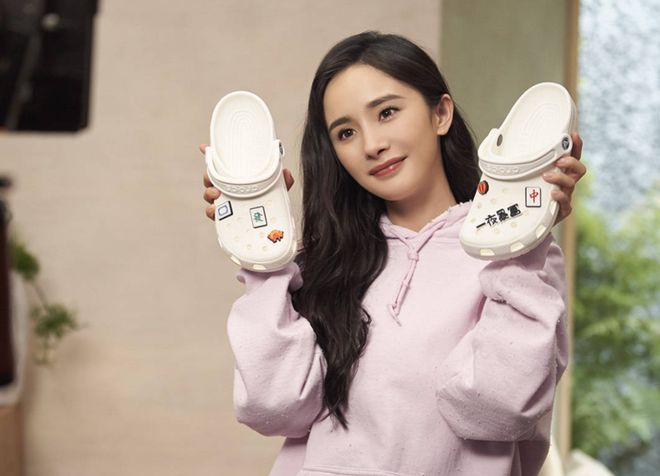 Crocs股价暴跌30%：“丑鞋之王”为何失宠？__Crocs股价暴跌30%：“丑鞋之王”为何失宠？