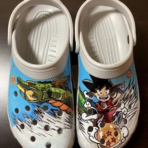 Crocs股价暴跌30%：“丑鞋之王”为何失宠？_Crocs股价暴跌30%：“丑鞋之王”为何失宠？_