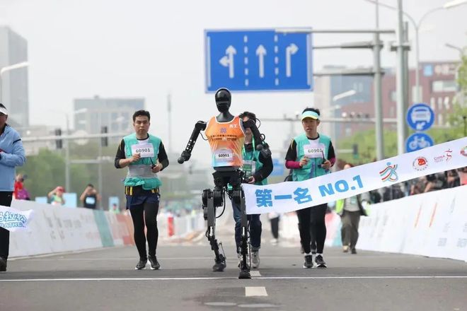 _2016春晚机器人跳舞视频_春晚机器