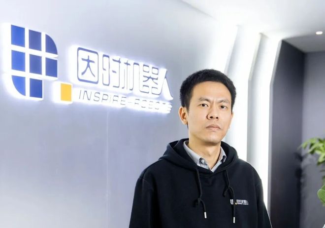 要割腕要跳楼让家人急白了头_黄奕额头的伤口假造是贝果头_