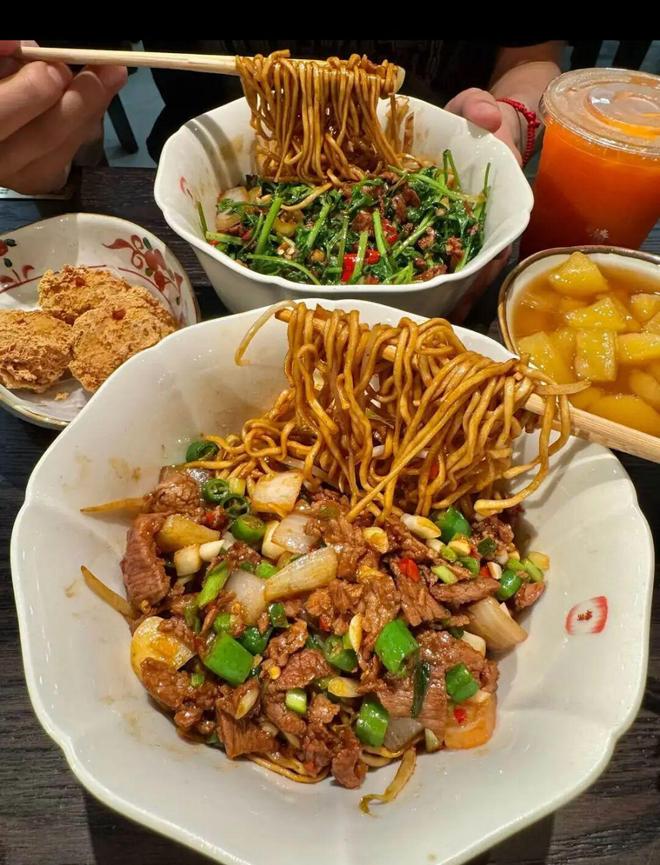 _排队上百桌,复购率超40%,现象级神店椿芽的“讲究”法则_排队上百桌,复购率超40%,现象级神店椿芽的“讲究”法则