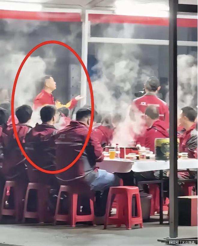 刘强东请数十名外卖骑手同桌吃火锅！网友：这张照片的含金量太高_刘强东请数十名外卖骑手同桌吃火锅！网友：这张照片的含金量太高_