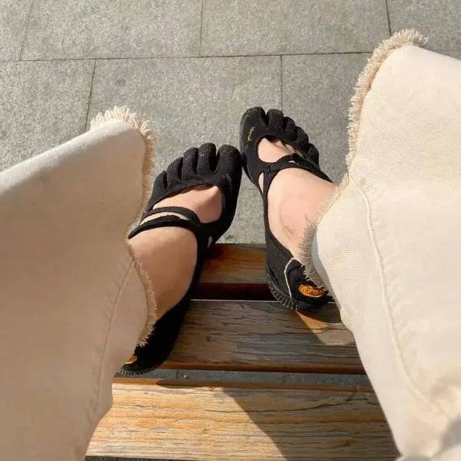 年轻人正在用丑鞋踹翻全世界_年轻人正在用丑鞋踹翻全世界_
