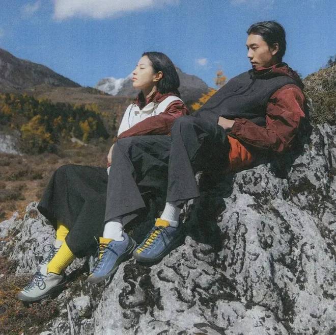 _年轻人正在用丑鞋踹翻全世界_年轻人正在用丑鞋踹翻全世界