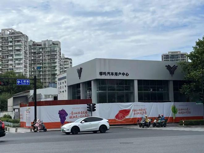 美团快乐猴首店：“避开”盒马NB，距离大润发400米