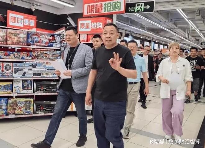 _保安招胖子吗_商场保安打保洁