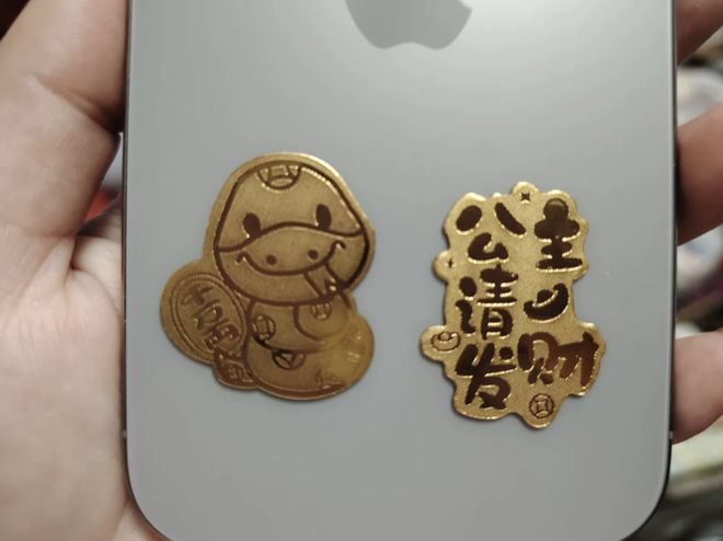 为了拯救史上最丑iPhone，打工人抢爆这个「均价5毛」的Lisa同款手机配件？__为了拯救史上最丑iPhone，打工人抢爆这个「均价5毛」的Lisa同款手机配件？