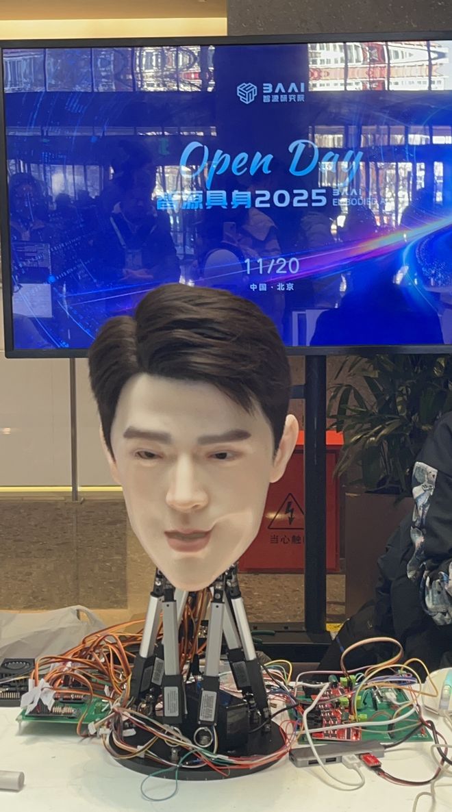 机器人长了张男爱豆的脸？会暧昧地喊你“靠近一点”但后脑勺还是秃的