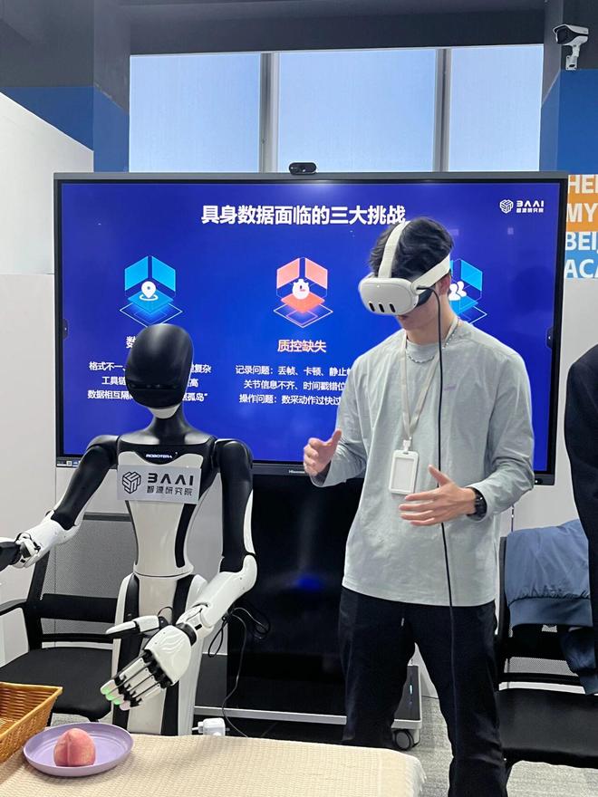 _机器人长了张男爱豆的脸?会暧昧地喊你“靠近一点”但后脑勺还是秃的_机器人长了张男爱豆的脸?会暧昧地喊你“靠近一点”但后脑勺还是秃的