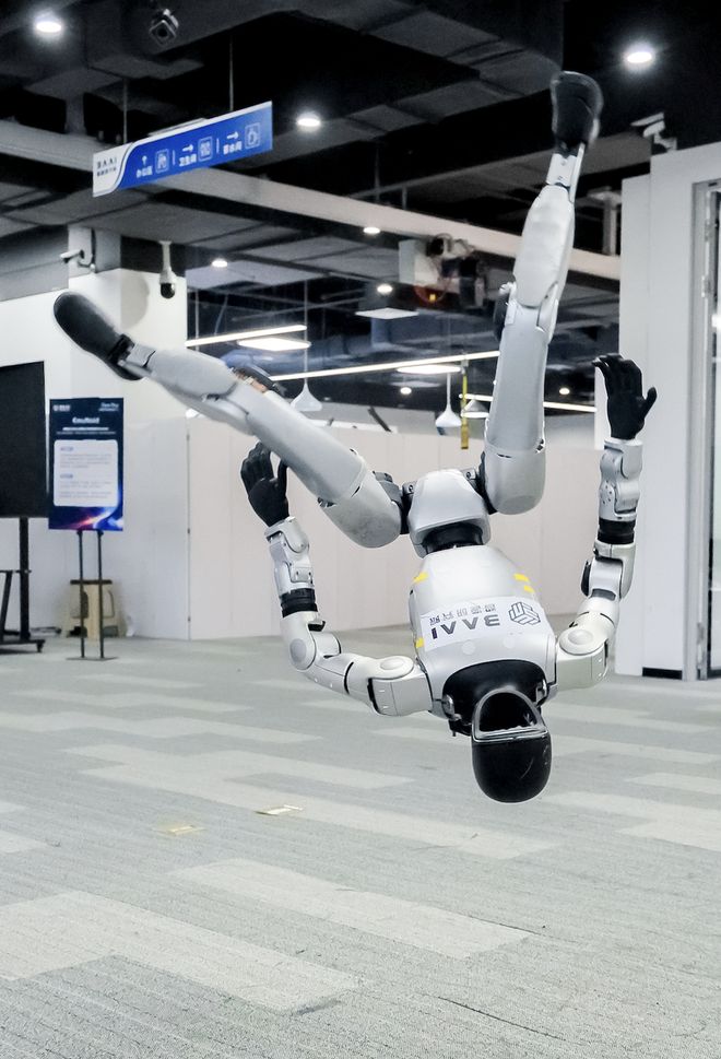 机器人长了张男爱豆的脸?会暧昧地喊你“靠近一点”但后脑勺还是秃的__机器人长了张男爱豆的脸?会暧昧地喊你“靠近一点”但后脑勺还是秃的