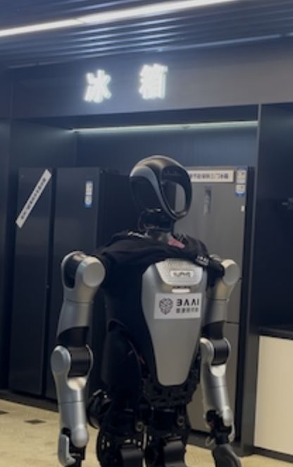 _机器人长了张男爱豆的脸?会暧昧地喊你“靠近一点”但后脑勺还是秃的_机器人长了张男爱豆的脸?会暧昧地喊你“靠近一点”但后脑勺还是秃的