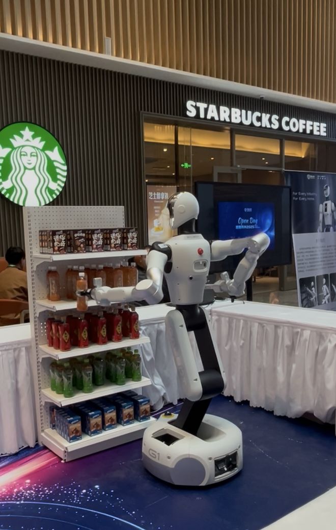 机器人长了张男爱豆的脸?会暧昧地喊你“靠近一点”但后脑勺还是秃的_机器人长了张男爱豆的脸?会暧昧地喊你“靠近一点”但后脑勺还是秃的_