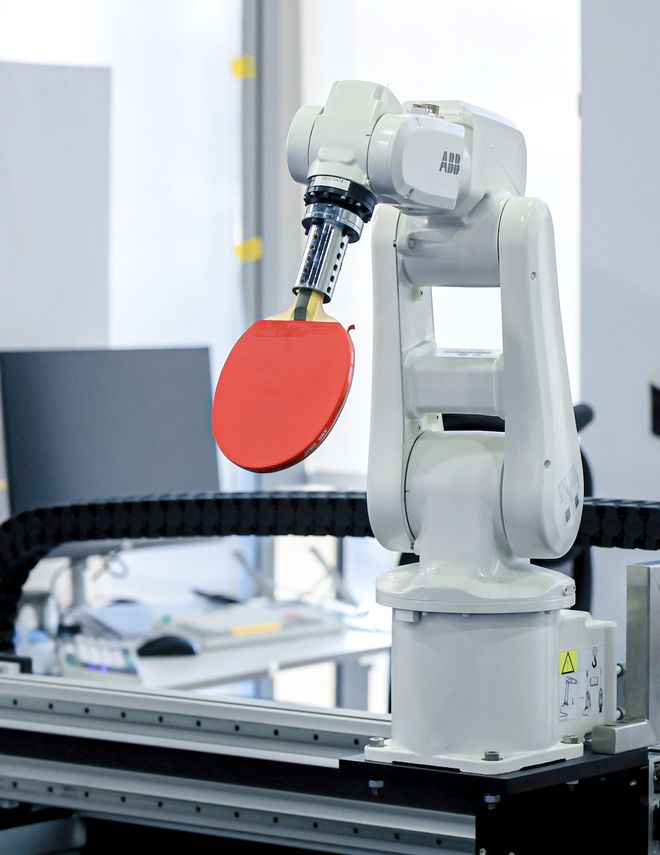 _机器人长了张男爱豆的脸?会暧昧地喊你“靠近一点”但后脑勺还是秃的_机器人长了张男爱豆的脸?会暧昧地喊你“靠近一点”但后脑勺还是秃的