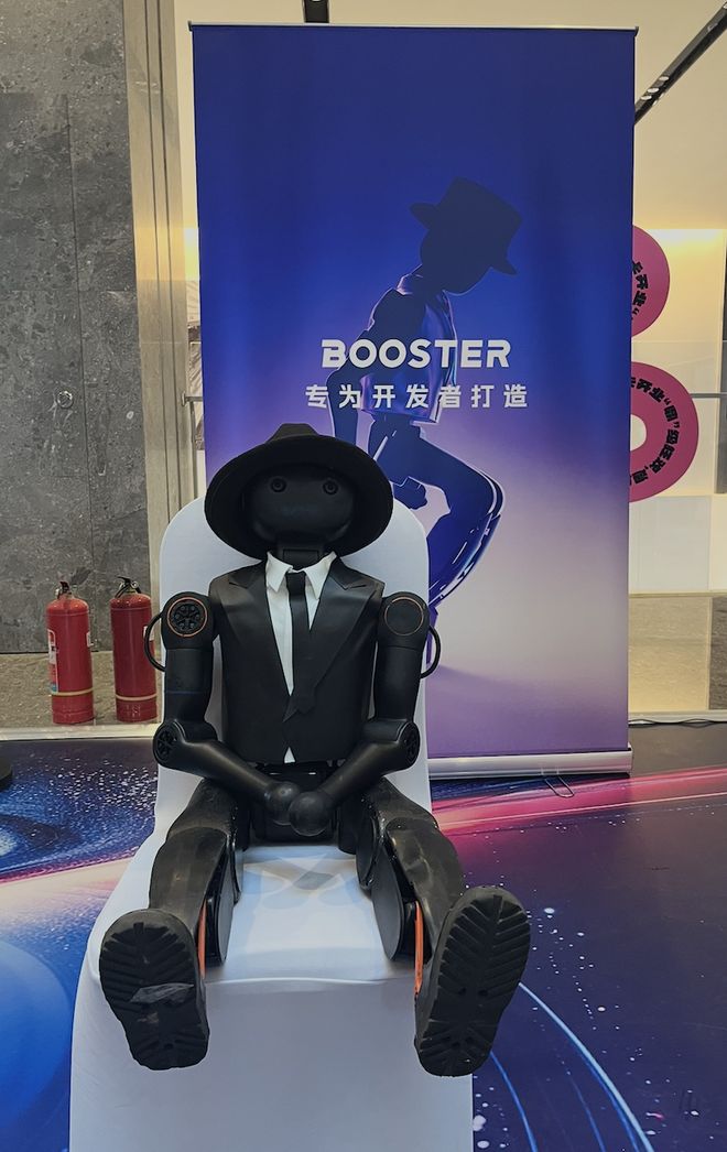 机器人长了张男爱豆的脸?会暧昧地喊你“靠近一点”但后脑勺还是秃的__机器人长了张男爱豆的脸?会暧昧地喊你“靠近一点”但后脑勺还是秃的