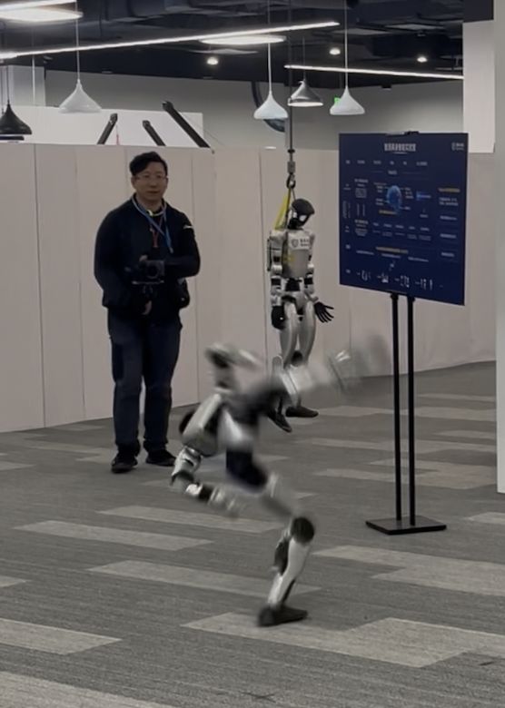 机器人长了张男爱豆的脸?会暧昧地喊你“靠近一点”但后脑勺还是秃的_机器人长了张男爱豆的脸?会暧昧地喊你“靠近一点”但后脑勺还是秃的_