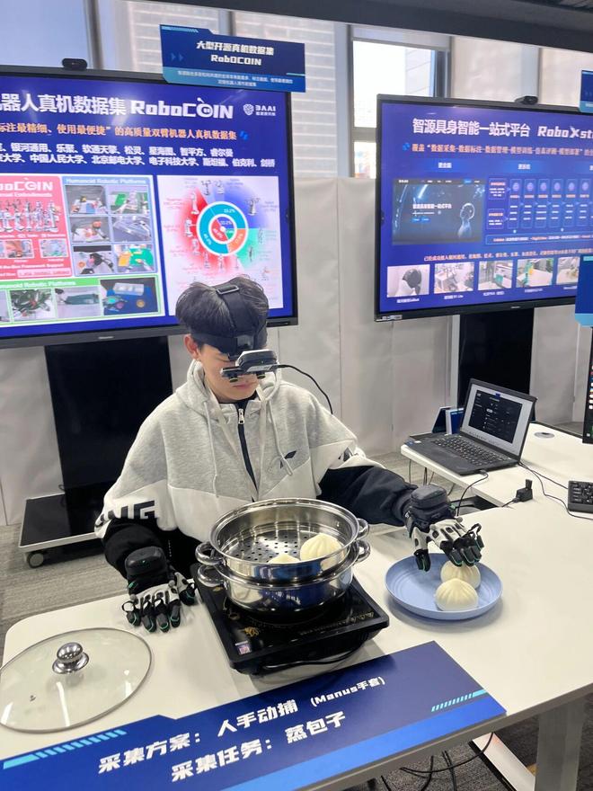 _机器人长了张男爱豆的脸?会暧昧地喊你“靠近一点”但后脑勺还是秃的_机器人长了张男爱豆的脸?会暧昧地喊你“靠近一点”但后脑勺还是秃的