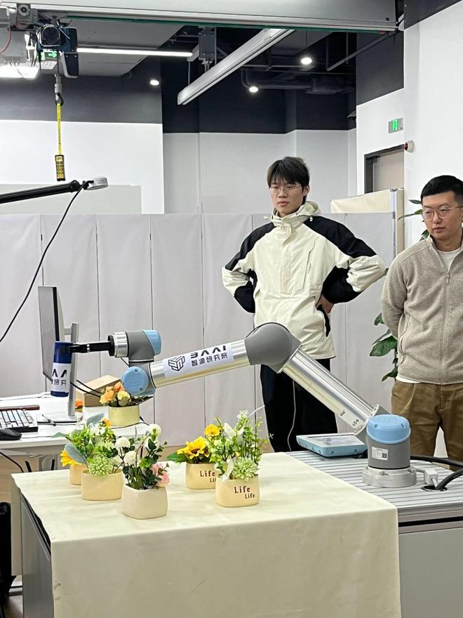 机器人长了张男爱豆的脸?会暧昧地喊你“靠近一点”但后脑勺还是秃的__机器人长了张男爱豆的脸?会暧昧地喊你“靠近一点”但后脑勺还是秃的