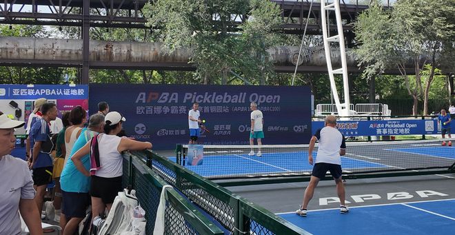 羽毛球连锁店__界内羽毛球馆怎么收费