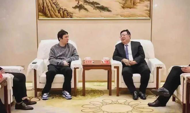 何猷君买下王思聪的公司，都不愿继承父业的两人为何走到一起？__何猷君买下王思聪的公司，都不愿继承父业的两人为何走到一起？