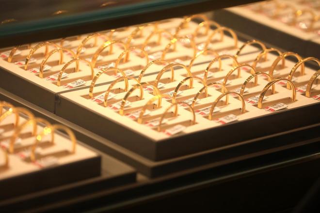 _金价十周以来首周下跌,未来如何走?专家:短期波动成常态,长期仍有望上行_金价十周以来首周下跌,未来如何走?专家:短期波动成常态,长期仍有望上行