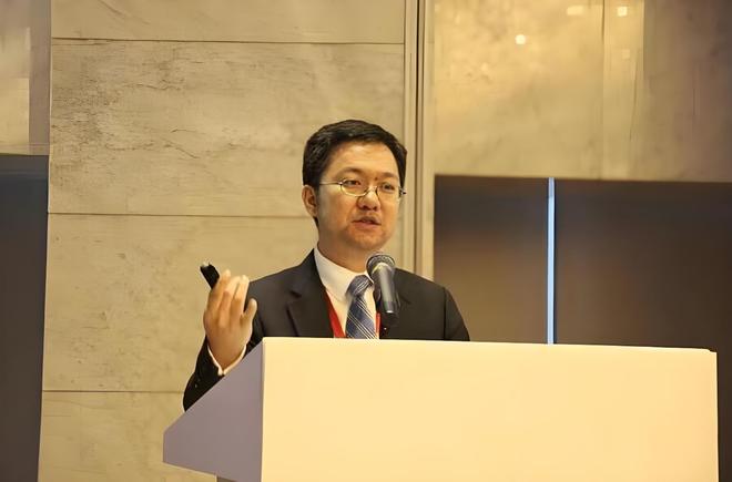 王涵：从关税战到卖“金卡”，特朗普在折腾啥?