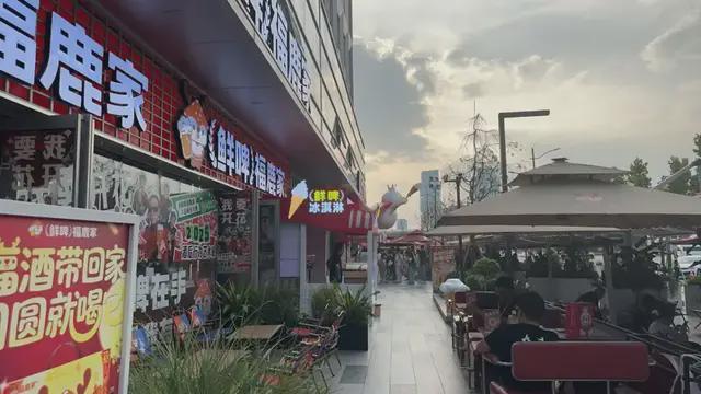 3亿“买醉”，蜜雪冰城不想只卖“小甜水”