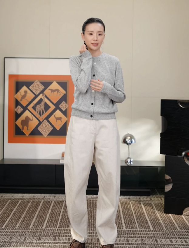 “穿上像唐老鸭成精、脱下来能当砍刀”，谁在把优衣库的弯刀裤捧成新“神裤”？