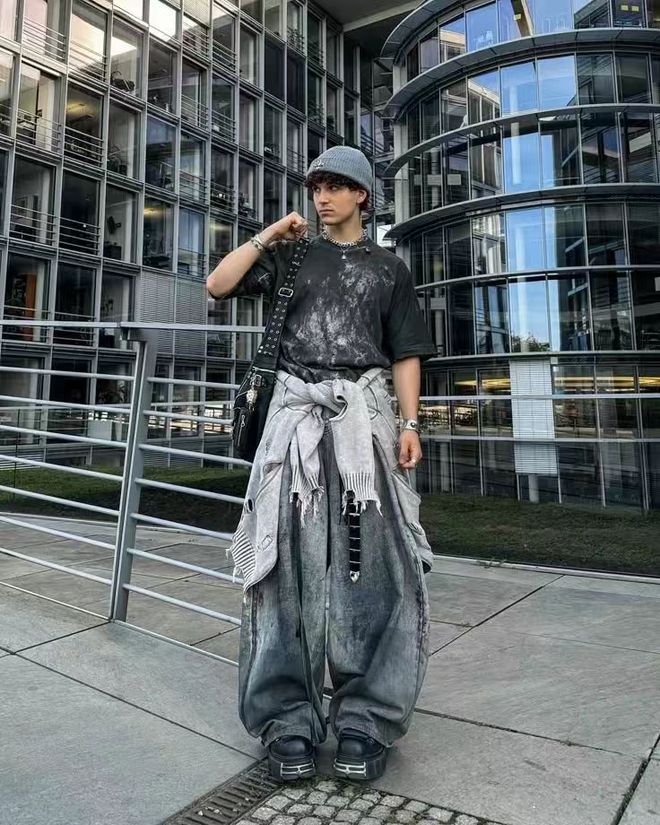 _“穿上像唐老鸭成精、脱下来能当砍刀”，谁在把优衣库的弯刀裤捧成新“神裤”？_“穿上像唐老鸭成精、脱下来能当砍刀”，谁在把优衣库的弯刀裤捧成新“神裤”？