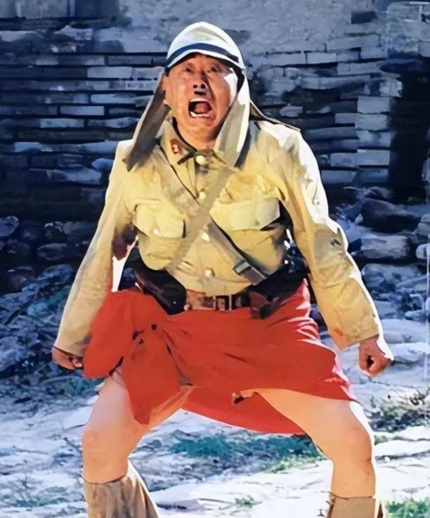 “穿上像唐老鸭成精、脱下来能当砍刀”，谁在把优衣库的弯刀裤捧成新“神裤”？_“穿上像唐老鸭成精、脱下来能当砍刀”，谁在把优衣库的弯刀裤捧成新“神裤”？_