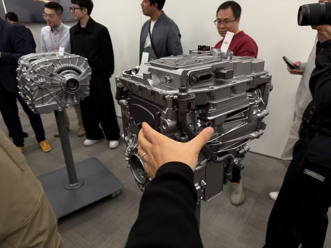 奔驰汽车ppt_简洁大气的ppt背景_