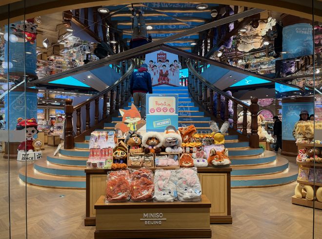 啥十元店能让希尔顿大小姐带四个保镖花小3万?这国产杂货铺快活成「潮玩版奥莱」了__啥十元店能让希尔顿大小姐带四个保镖花小3万?这国产杂货铺快活成「潮玩版奥莱」了