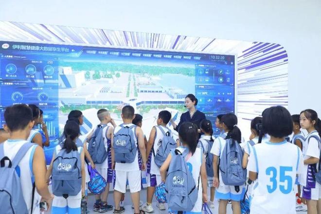 一杯热牛奶的治愈力：乳业如何在寒冬中用“健康+温情”突围？__一杯热牛奶的治愈力：乳业如何在寒冬中用“健康+温情”突围？