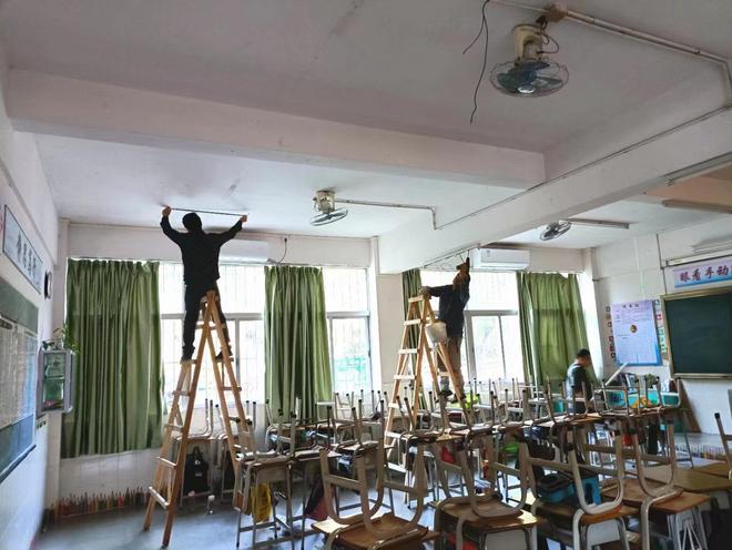 调查：市价不到两百的护眼灯校园采购价却高达七八百，背后藏何猫腻？__调查：市价不到两百的护眼灯校园采购价却高达七八百，背后藏何猫腻？