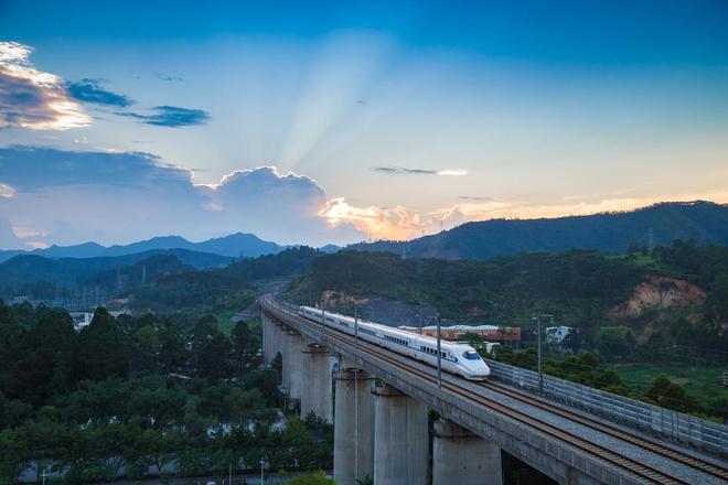 全长131公里的高铁，浙西小城“砸锅卖铁”也要建：融入杭州，挤进都市圈