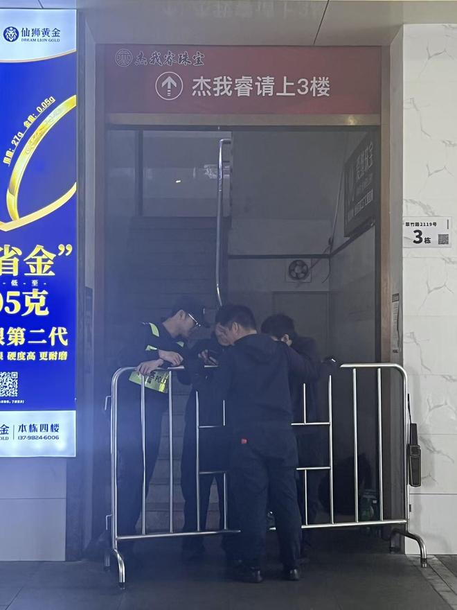 北京SKP老铺黄金现抢购热潮，有人凌晨到商场排队，还有顾客排7小时没买到“心仪款”，店员：部分畅销款已断货