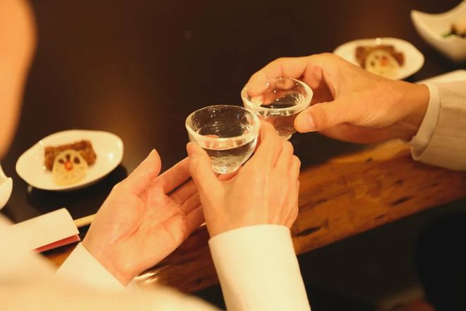 _90年九里春军酒什么价位_新的八大名酒有收藏价值吗