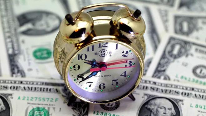 如果美元印钞机停一天，我们的钱包会怎么样？