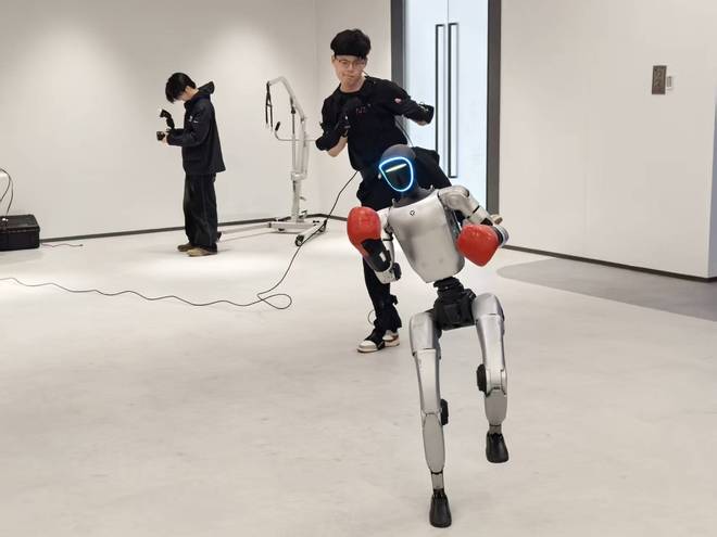 全国首家具身智能产业园探访：机器人如何像人一样动？做手术如何复制专家经验？