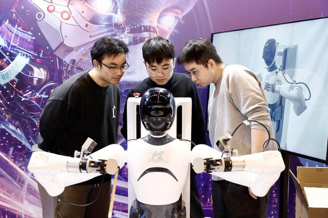 我国人形机器人产业发展迅猛 140家整机企业领跑全球