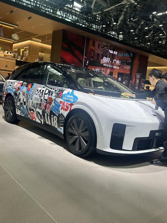 特斯拉Optimus定档，理想“加急”招人！人形机器人赛道，谁能讲好新故事？