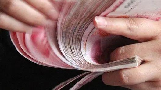 “每年领7万、年收益6%”？社交平台惊现众多港险销售网红丨独家调查